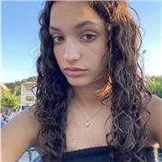 Amable y me gusta ayudar. Doy clases a primaria y la ESO.